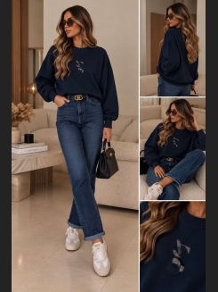 Granatowa bluza oversize z delikatną aplikacją